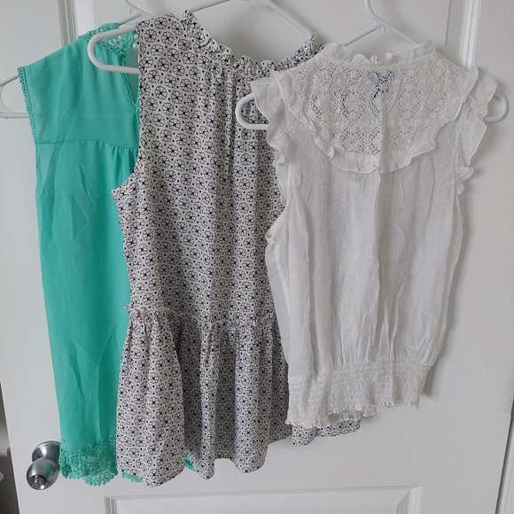 Lot of (3) Ruffled Tops/Blouses - Picture 5 of 5